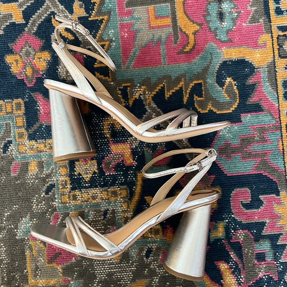 LIKE NEW Sam Edelman Kia Block Heel Strappy Sandal Silver size 10 - Picture 8 of 9
